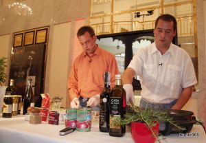 Jan i Jakub Kuroniowie przyrządzają potrawę, przy uzyciu wina z Hiszpanii