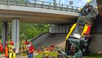 Dramatyczny wypadek - autobus spadł z nasypu na moście Grota