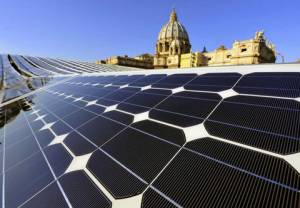 Otwarcie produkującej 100 MW prądu instalacji solarnej sprawiło, że Watykan stał się pierwszym na świecie państwem zasilanym jedynie energią słoneczną.