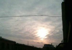 Zaćmienie widziane z warszawskiej Pragi, zaraz słońce schowa się za chmurami 8:27