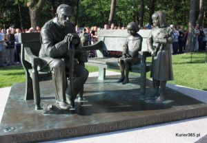 Nowo odsłonięty pomnik Marszałka Józefa Piłsudskiego